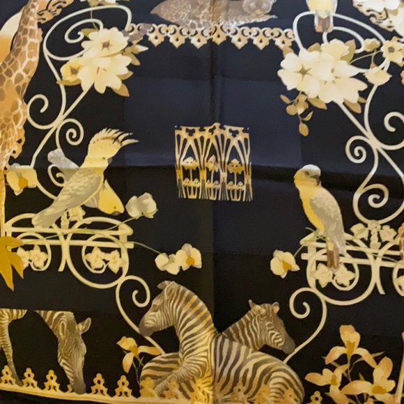 NEW SALVATORE FERRAGAMO silk scarf black with jungle pattern 16.5” square - Picture 7 of 7